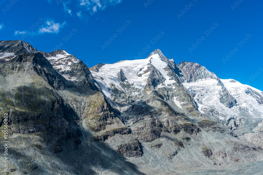 Gipfel Großglockner in Österreich im Sommer unter blauem Himmel