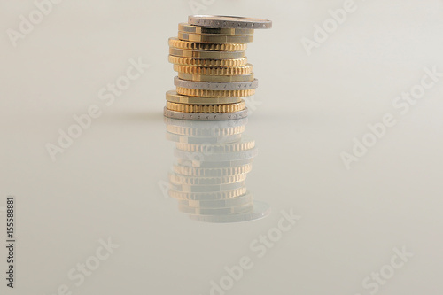 Stapel Euro Münzen mit Spiegelung