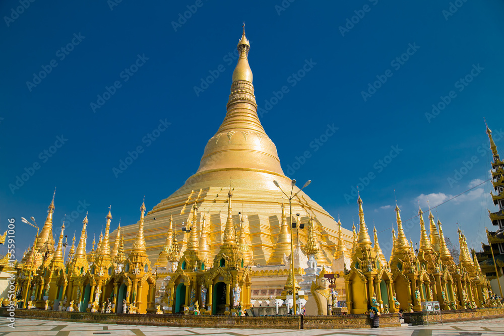 Fototapeta premium Golden Shwedagon buddhist stupa in Yangon, Myanmar.