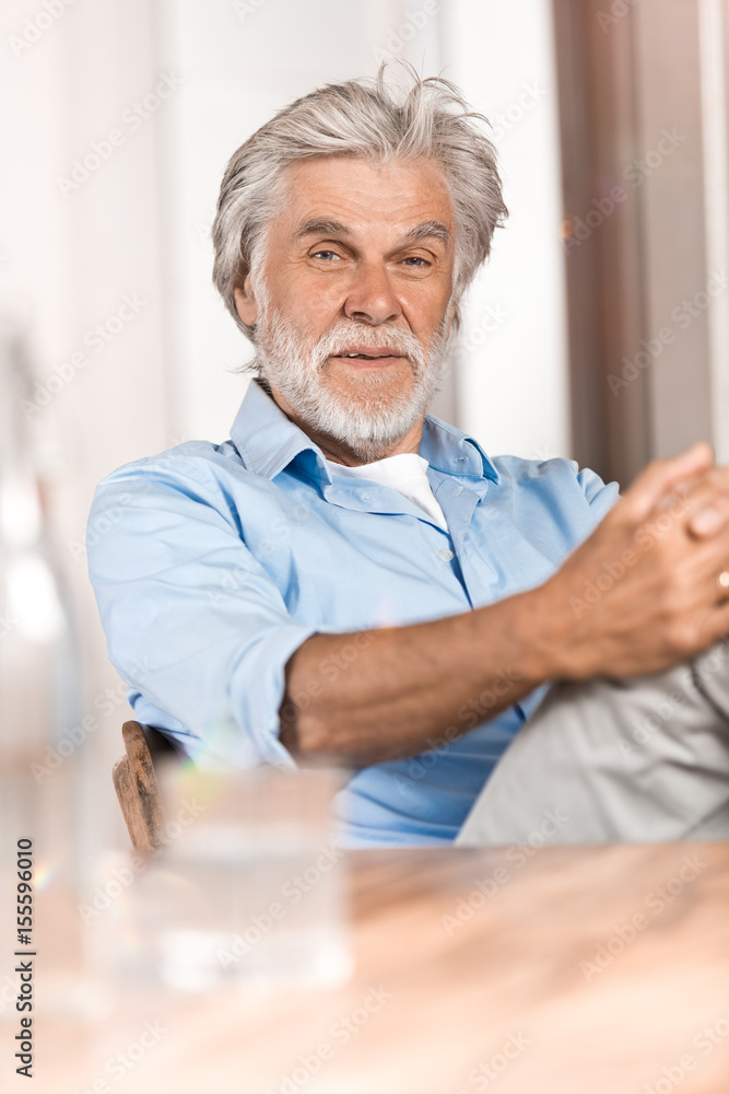 Senior am Tisch Senior am Tisch