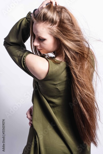 Dziewczyna z długimi rudymi włosami