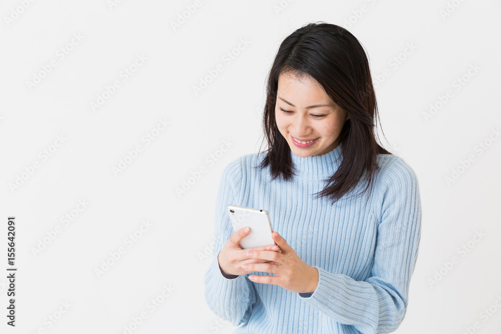 スマホを見る女性 スマホを見る女性