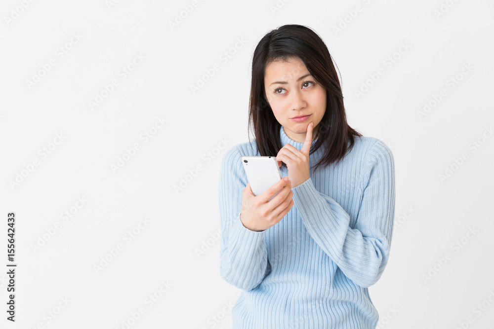 スマホを見る女性 考える スマホを見る女性 考える