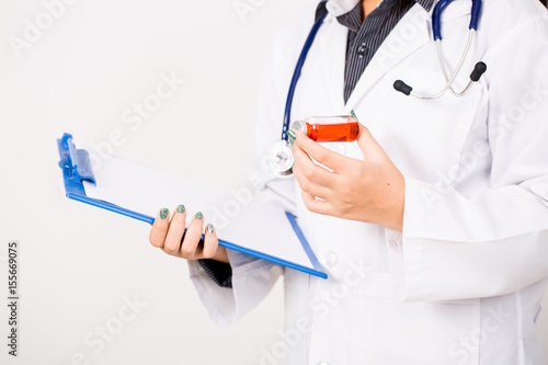 Foto doctor holding drug vial on white background