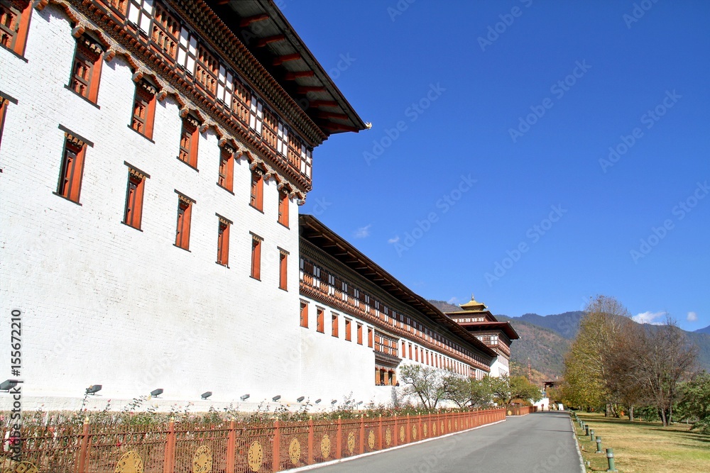 Obraz premium Tashicho Dzong or Thimpu Palace. Buddhist monastery and fortress on the northern edge of the city of Thimpu in Bhutan.