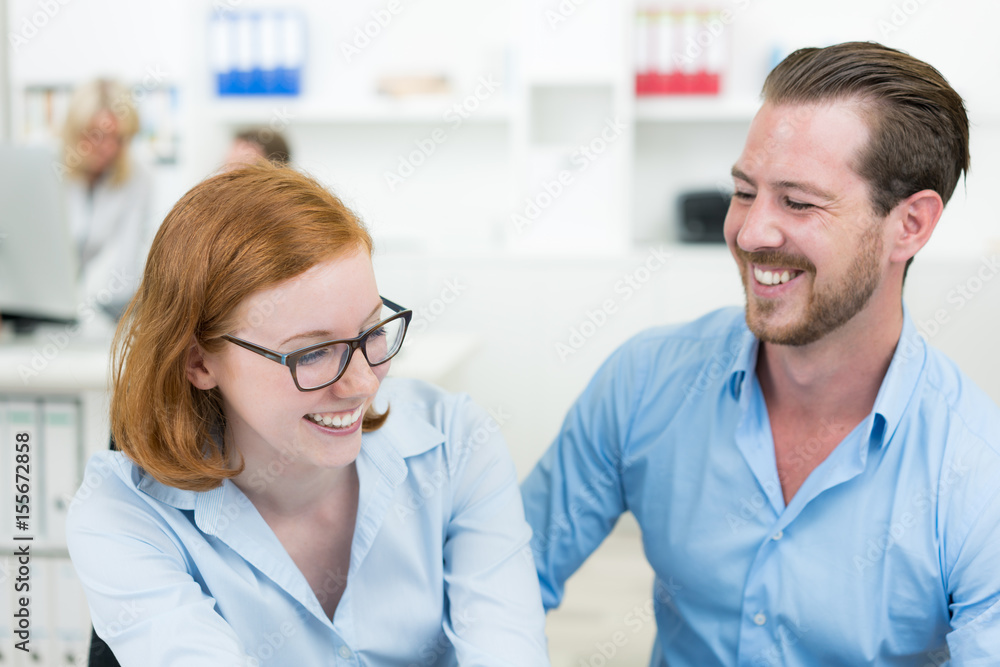 flirten im büro foto de Stock Adobe Stock