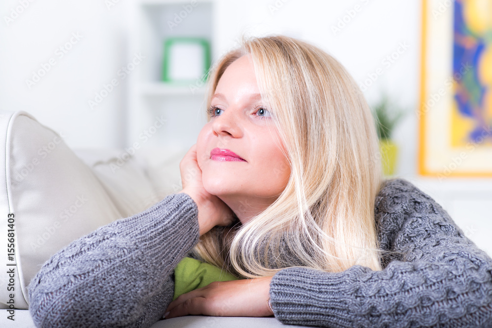 Blonde Frau auf Sofa Blonde Frau auf Sofa