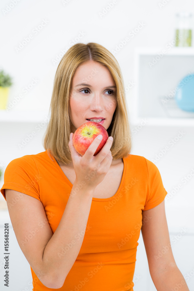junge frau genießt apfel junge frau genießt apfel