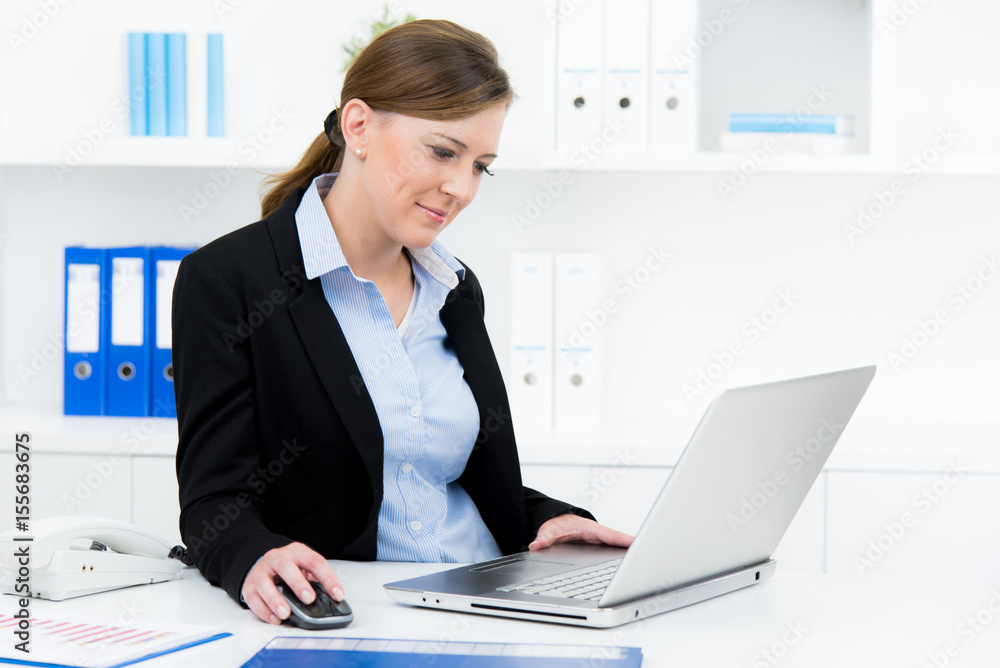 Junge Büroangestellte am Notebook Junge Büroangestellte am Notebook