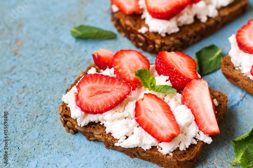 sandwich with strawberries and goat cheese,