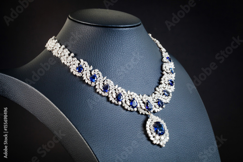 Slika na platnu diamonds with dark blue sapphire necklace on the black background