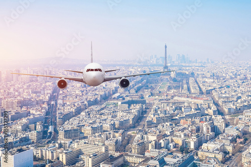 Canvas Print Airplane frying over the center of Paris, France