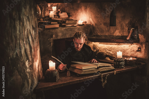 Foto Monk chronicler writes an ancient manuscript