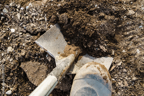 Wallpaper Mural シャベルで土を掘る Torontodigital.ca