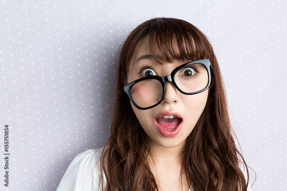 驚く女性 驚く女性