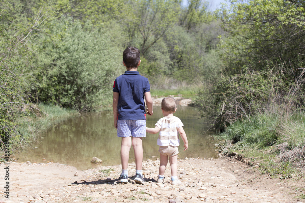 Fototapeta premium niños en el rio