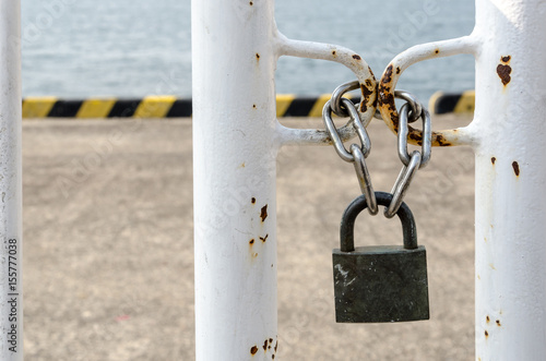 Obraz na płótnie Key locked on chain front of the sea, meaning security, no entry, no freedom w salonie