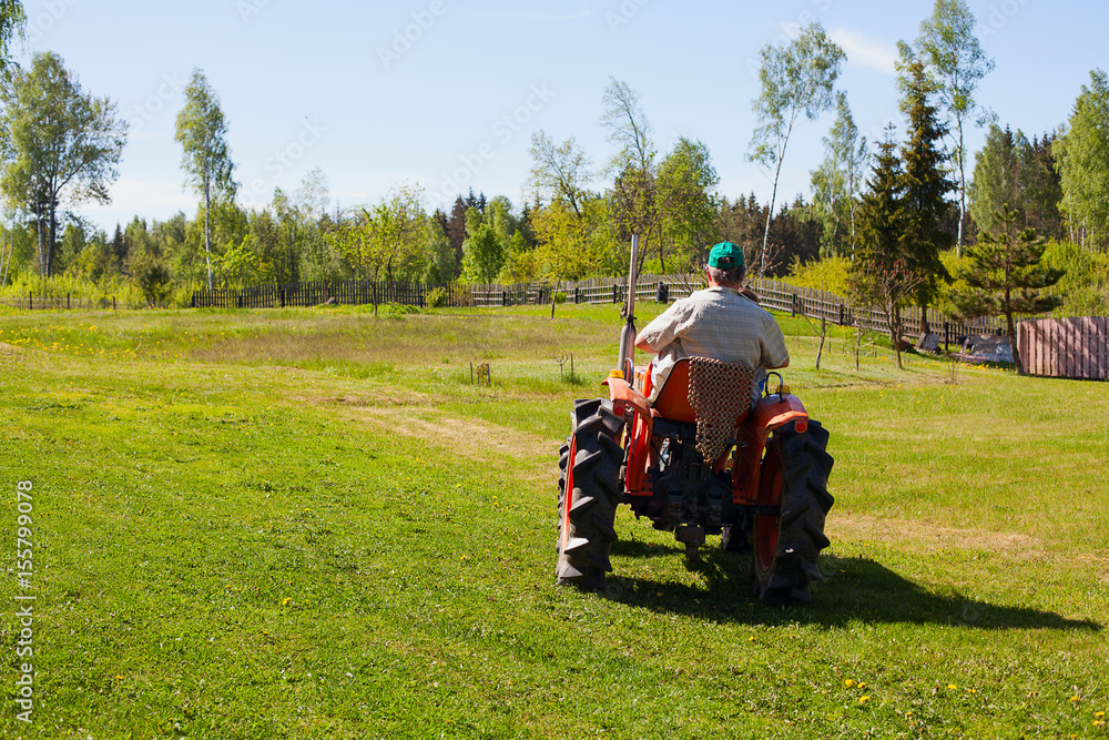 Obraz premium grandfather and his grandchild on a tractor