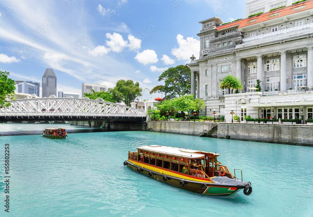 Traditional tourist boats sailing along the Singapore River - obrazy, fototapety, plakaty 