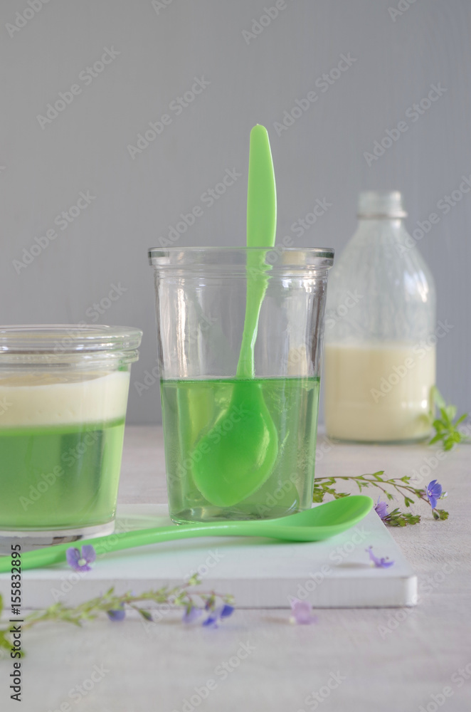 Waldmeistergelee mit Vanillesoße Waldmeistergelee mit Vanillesoße