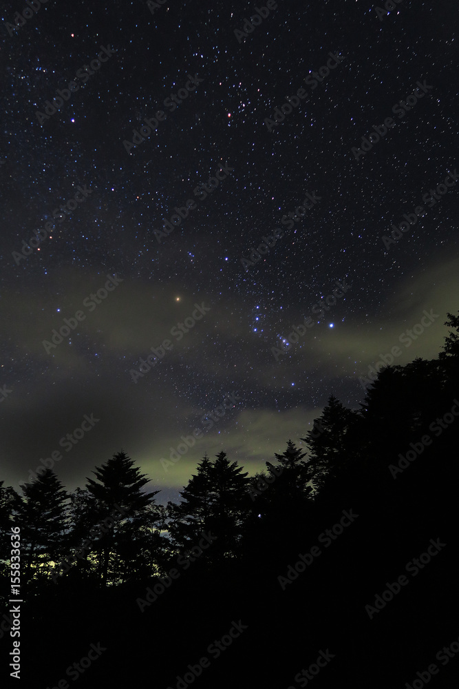 山小屋から、夏の深夜の冬の星座たち