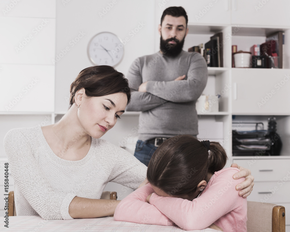 Obraz premium Father lecturing wife and daughter