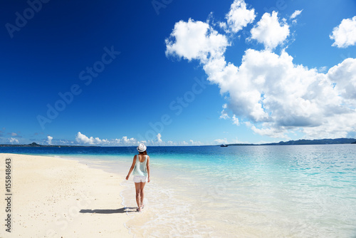 南国沖縄の美しいビーチで寛ぐ女性
