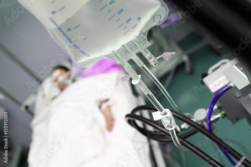 Foto Comatose patient under iv drip in ER