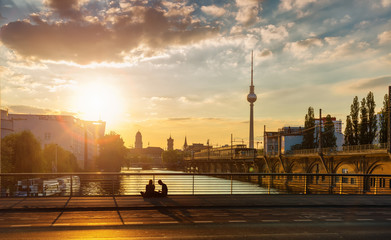 Fototapete Berlin Berliner Spree bei Jannowitz-Brücke Sonnenuntergang Berliner stimmungsvoller himmel junge berliner berlin flair puls von berlin friedrichshain kreuzberg junges paar sitzen auf der straße, berliner, tresor club stimmungsvolle  © Maurice Tricatelle