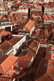  Pojawiający się motyw czerwonych dachów na całym zdjęciu. Ujęcie z góry, krajobraz miejski. 