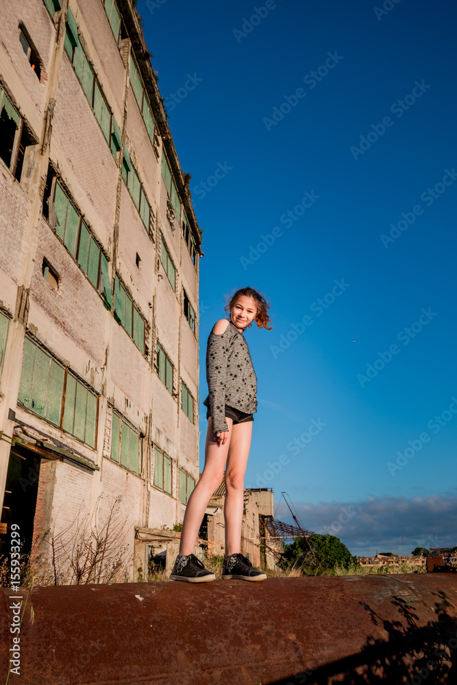 Fillette dans l'usine abandonnée de Toscane