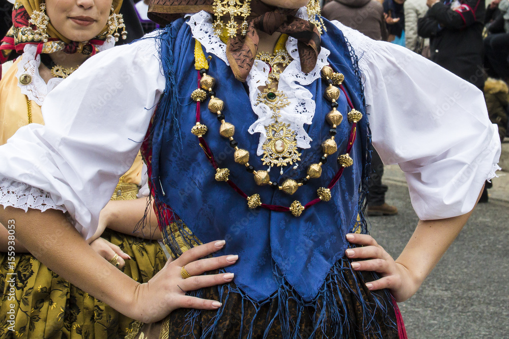 MURAVERA, ITALIA - APRILE 2, 2017:  45^ Sagra degli agrumi - dettaglio di un costume tradizionale sardo - Sardegna