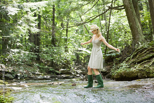 Canvas Print Woman walking in river
