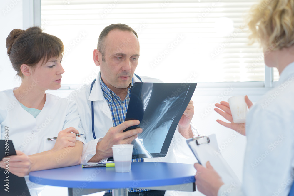 Fototapeta premium looking at x-rays