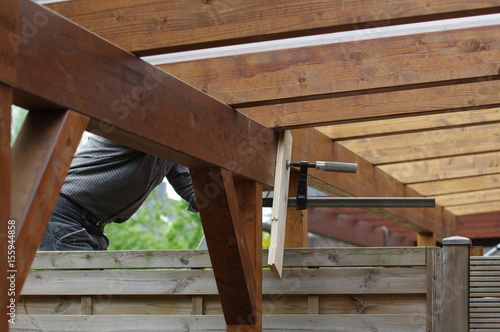 Terrassenüberdachung - Pergola aus Holz montieren © pixeldeus