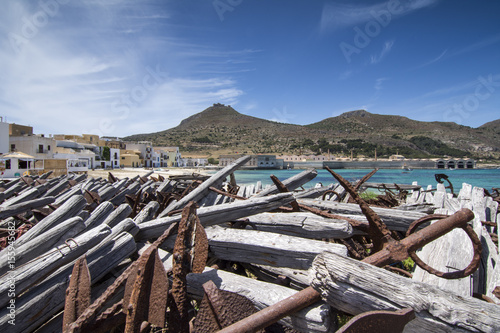 Vecchie ancore alla tonnara di Favignana, Sicilia  © Davide D. Phstock