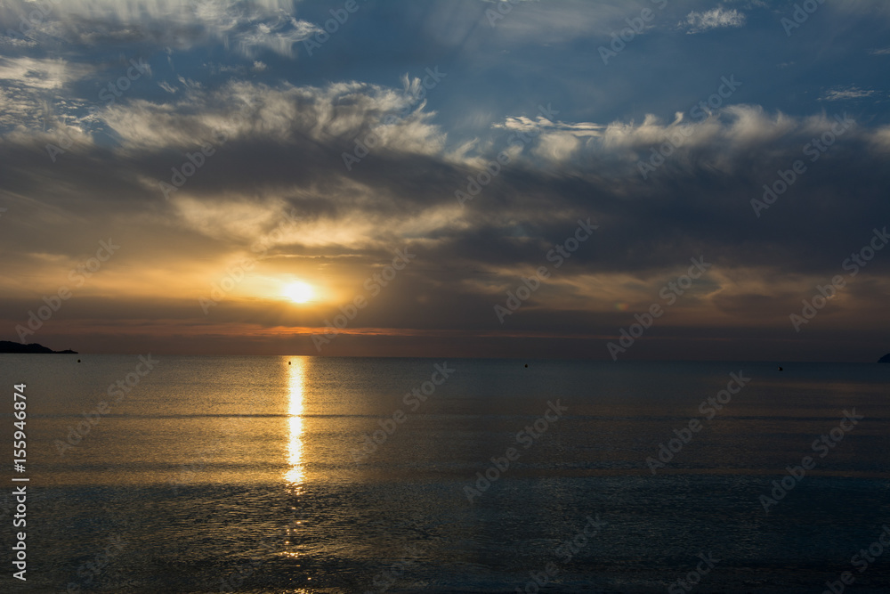 Sonnenuntergang über dem Meer 