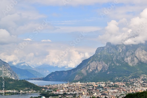 Montagne intorno al lago di Como a Lecco in Italia © elesco16