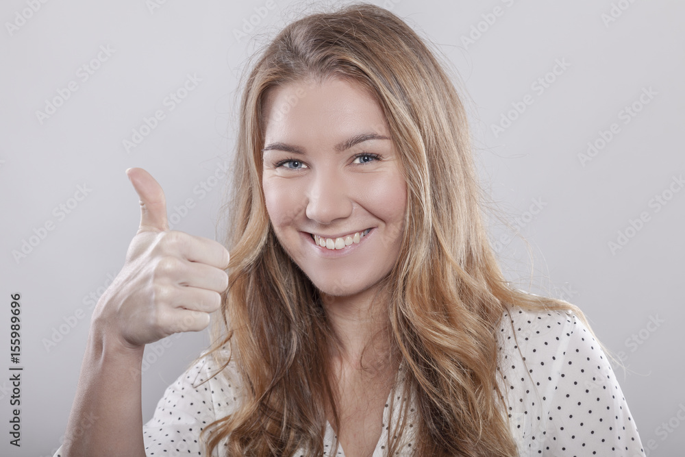 blonde frau zeigt daumen hoch blonde frau zeigt daumen hoch