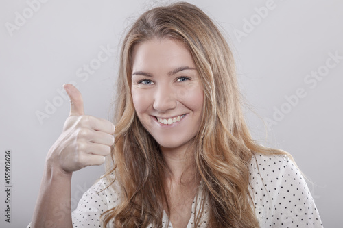 Wallpaper Mural blonde frau zeigt daumen hoch Torontodigital.ca