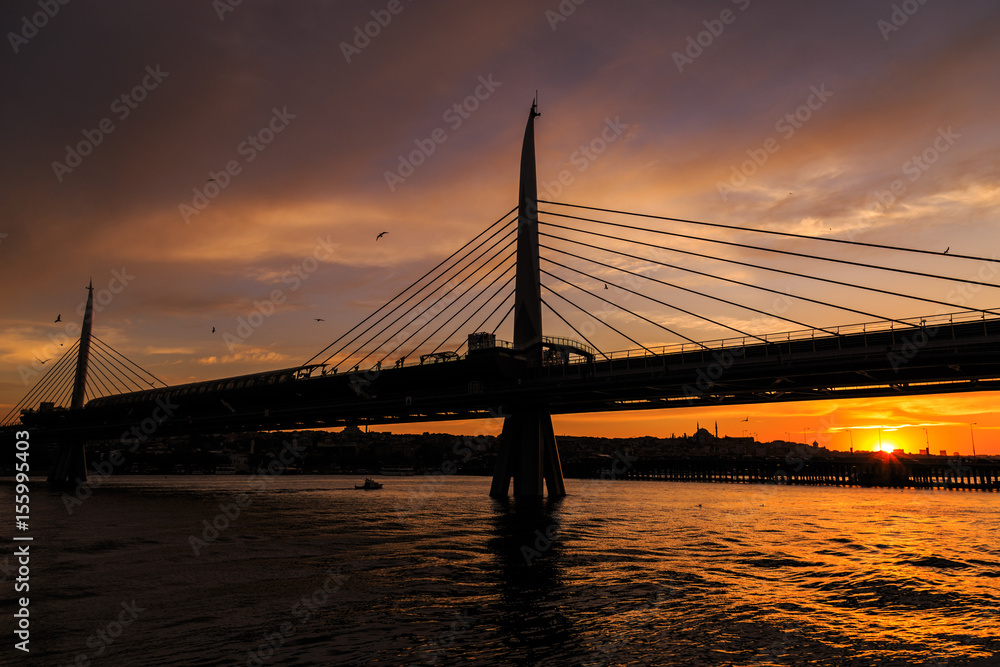 Obraz premium Silhouette view of Istanbul metro bridge during the sunset with reverse light