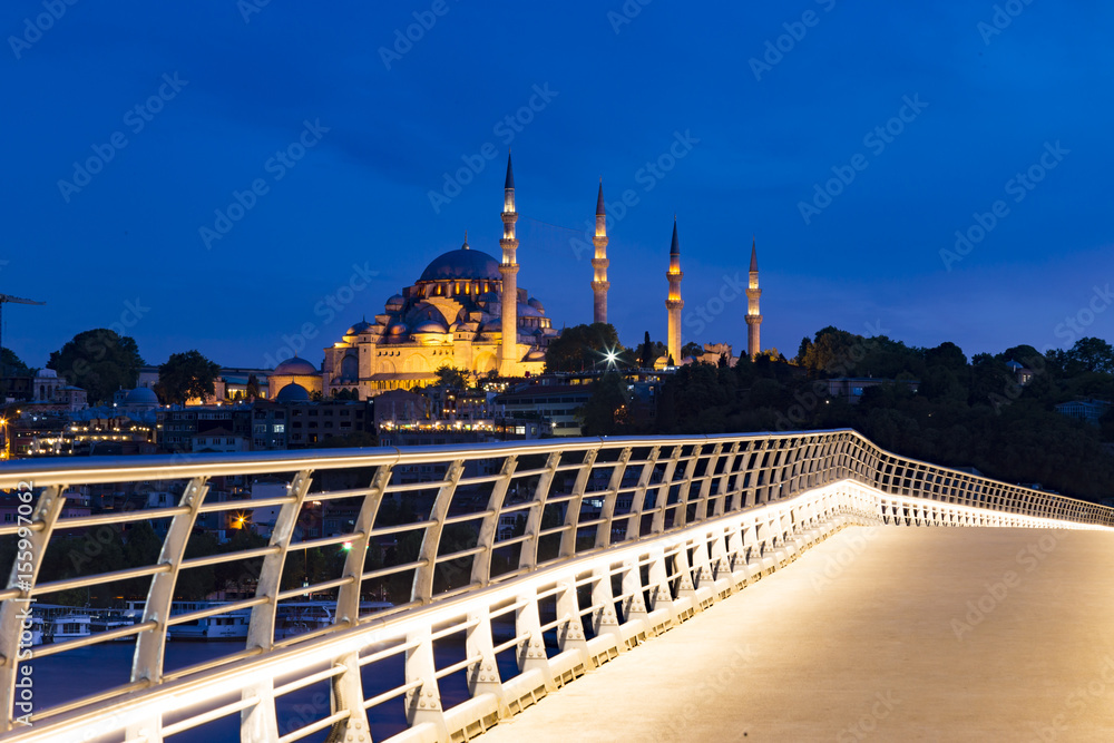 Obraz premium Suleymaniye mosque twilight view from new built Halic metro Bridge