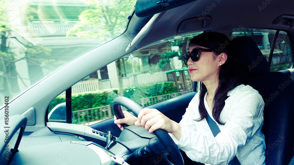 車を運転している女性 Stock Photo Adobe Stock