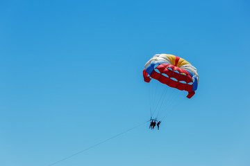 Fotobehang Luchtsport Parasailen hoog boven blauwe lucht  © kpn1968