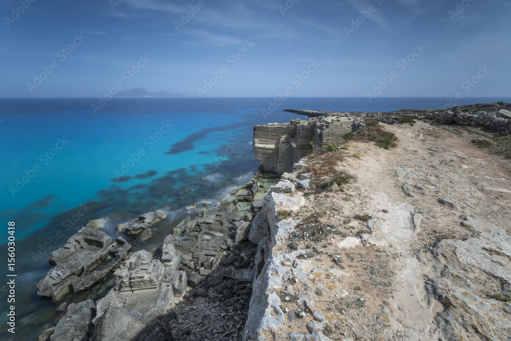 Vista panoramica della baia di Cala Rossa, isola di Favignana IT