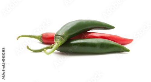 Cuadro en lienzo Red and green hot chili peppers isolated