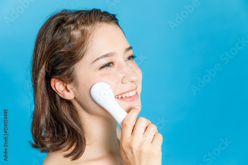 Fotografie woman using handy ion introduction instrument. skincare concept.