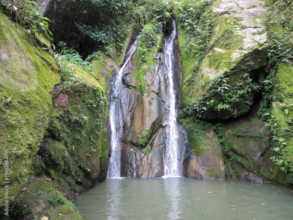 Fototapeta premium cascada_en_montaña_