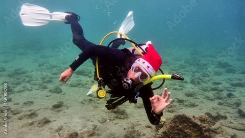 Wallpaper Mural Man is diving in New Year hat Torontodigital.ca