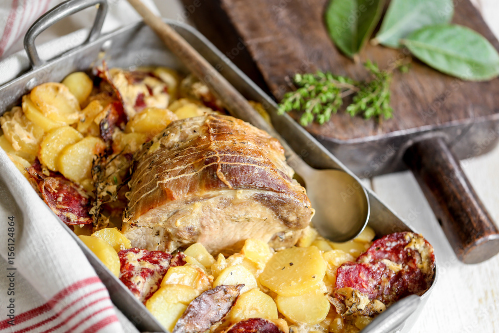 Rôti De Porc Au Four Pomme De Terre Moutarde Rôti De Porc Pommes De Terre 30 Rôti de porc aux pommes de terre 5 Stock Photo | Adobe Stock